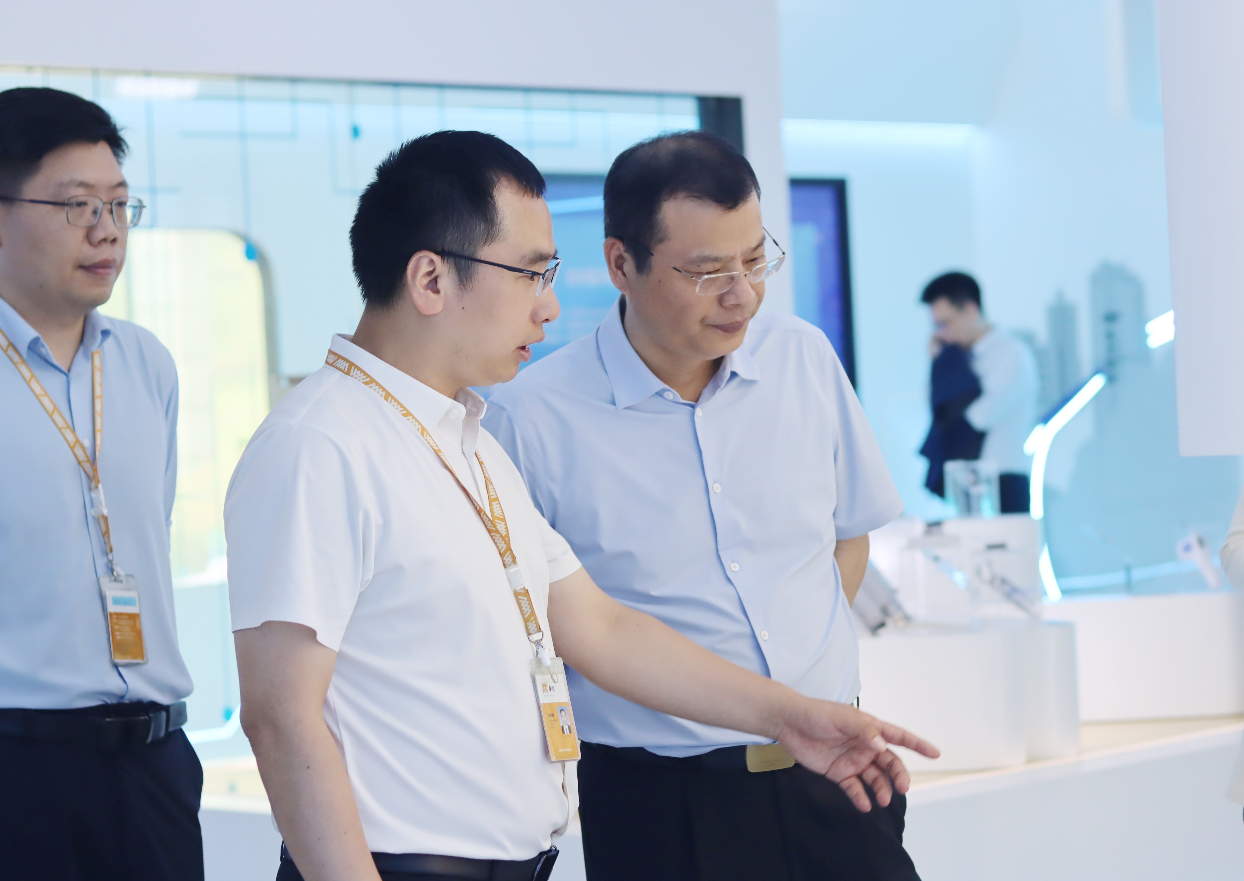 1-J9集团集团全华强总管帐师一行参观J9集团微沉庆展厅